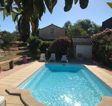 Location de vacances pour 6 personnes, avec terrasse et piscine à Euzet