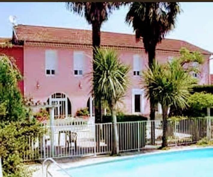 Hôtel pour 3 personnes, avec piscine ainsi que vue et jardin, animaux acceptés