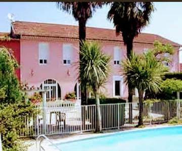 Hôtel pour 5 personnes, avec piscine et jardin, animaux acceptés à Laroque-d'Olmes