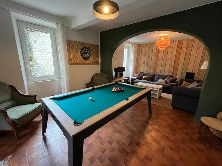 Gîte pour 11 personnes, avec jardin, adapté aux familles dans Izaourt