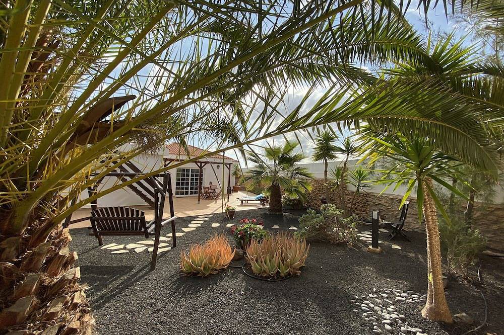 Casa Aura, feel-good oasis, 102 sqm vacation home with palm trees, terraces and garden in Triquivijate, Antigua