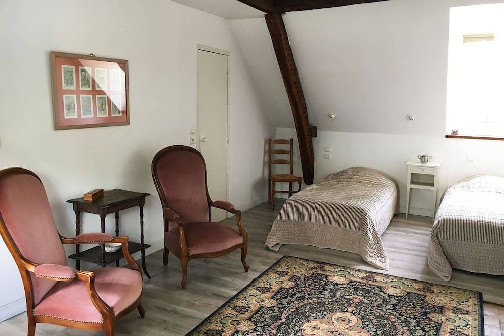 Appartement entier, The small farm apartment at Château de Chanteloup in Sillé-le-Philippe, Sarthe