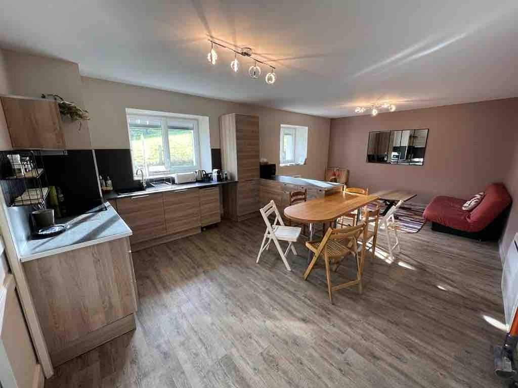 Appartement entier, Confort et ressourcement au calme et au vert in Renaison, Région de Roanne