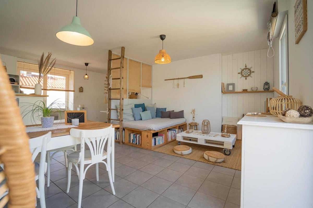 Maison avec fauteuil suspendu et lit de jour près de la mer en Vendée in Bouin, Vendée