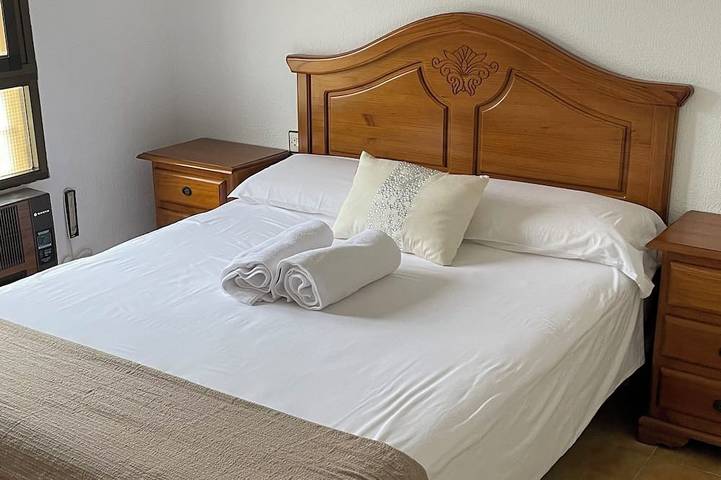 Charming 3-bedroom townhome with Ac, Wifi in lovely Retamar in Retamar, Almería