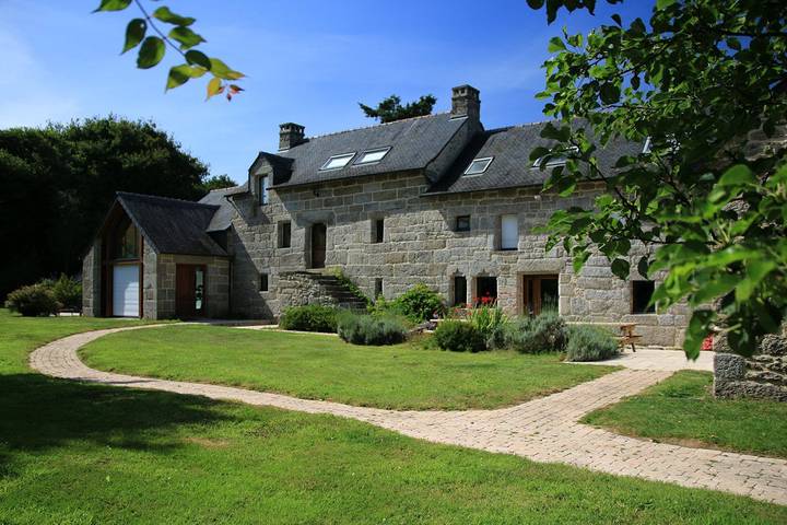 Manoir pour 16 personnes, avec Terrasse ainsi que Jardin et Vue sur le lac en Bretagne