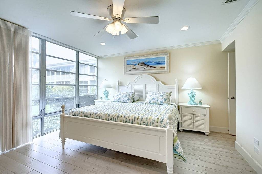 Ganze Wohnung, Gehen Sie zum Lido Beach, zu Fuß zum Armand Cir mit Restaurants und Einkaufsmöglichkeiten, Wlan, Xfinity, 2Tv's, beheiztem Pool / Spa in Lido Key, Sarasota