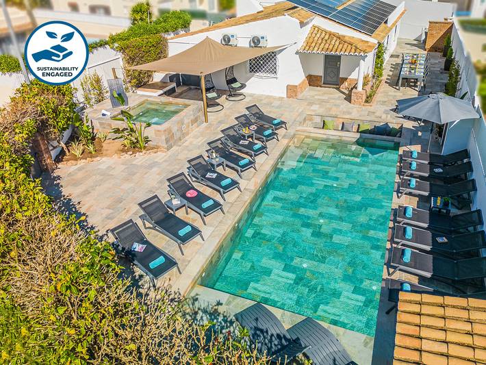 Villa for 22 people, with terrace and hot tub as well as garden, with pets in Albufeira
