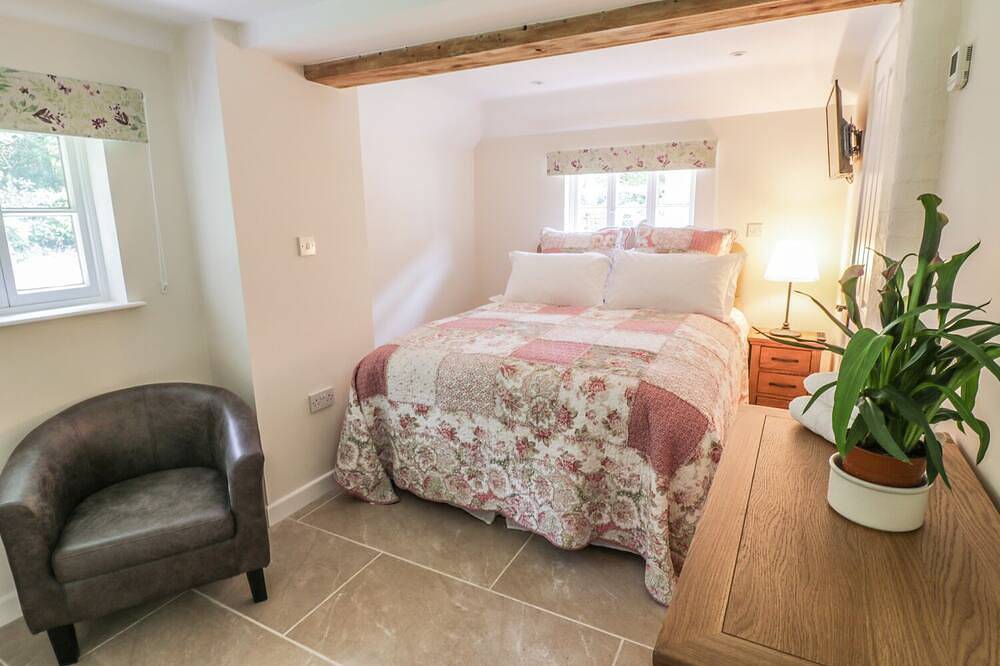 The Dower House, family friendly, with open fire in Sharnbrook in Bedford