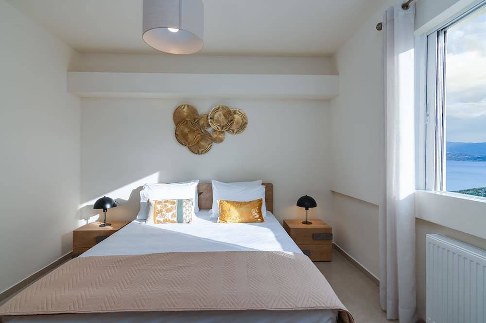Entire apartment, Oikies luxury apartment with Sea & Town View | private free parking area in Almyros Beach (Agios Nikolaos), North Crete