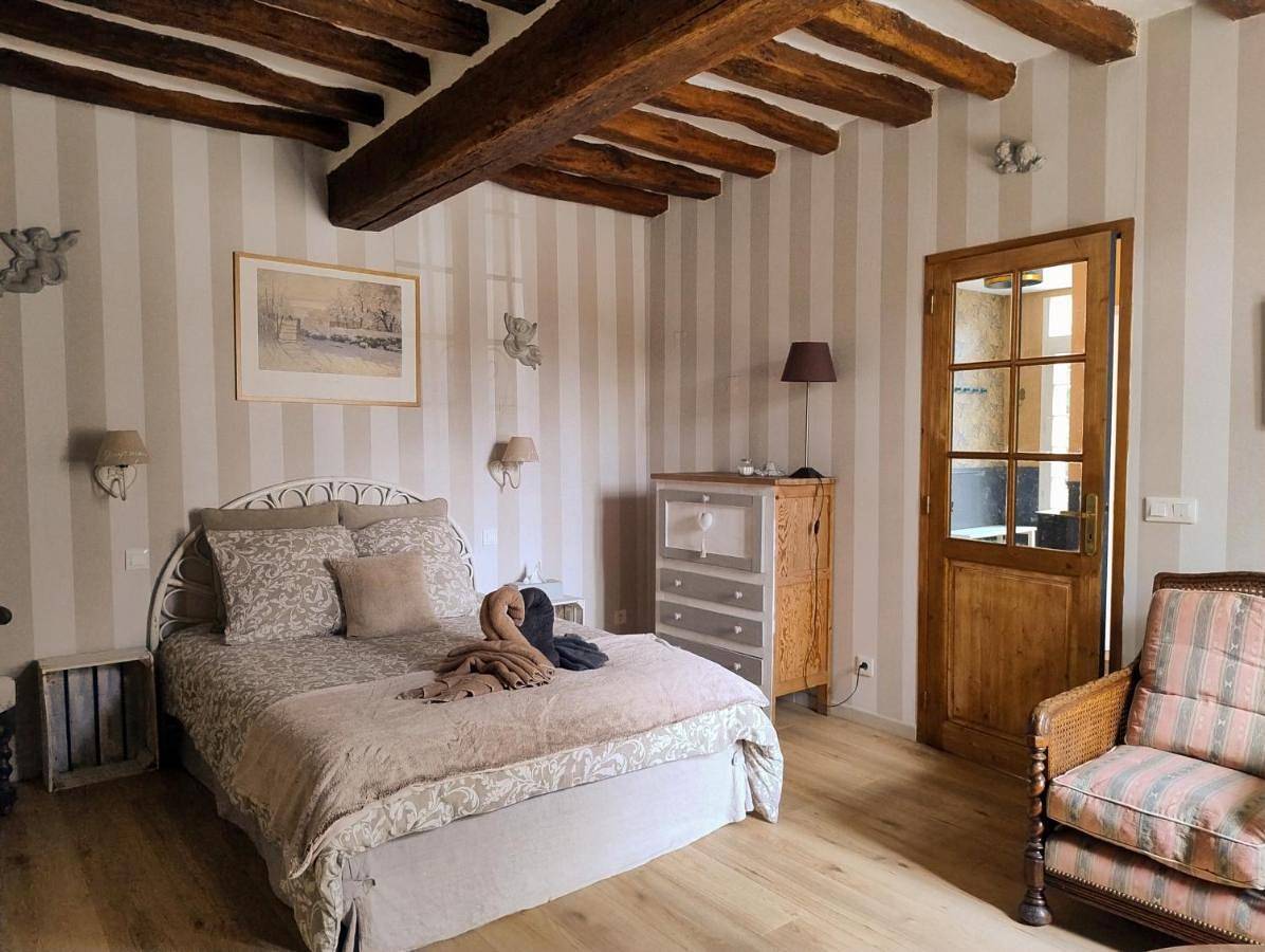Double Room with Private Bathroom in Pierrefonds, Oise
