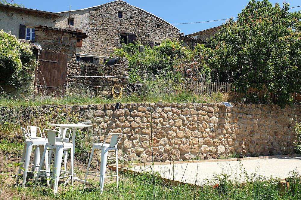 Appartement entier, Deux pièces dans une maison individuelle dans un hameau paisible in Saint-Maurice-en-Chalencon, Parc naturel régional des Monts d'Ardèche