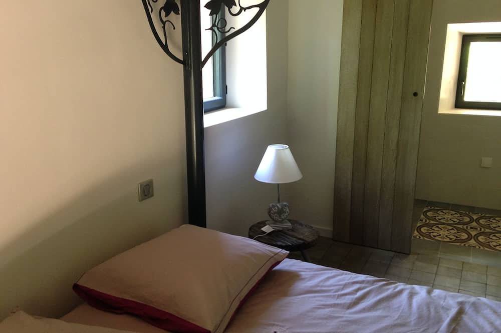 Comfortable restored Cabanon ocrier with shared pool - 6 people in Roussillon, Parc naturel régional du Luberon