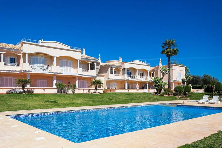 Ferienwohnung für 4 Personen, mit Pool und Garten sowie Balkon - 1