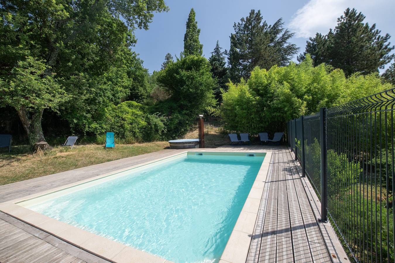 Chalet 'Jaune 4 - 5 Personnes' avec balcon et Wi-Fi in Darbres, Ardèche