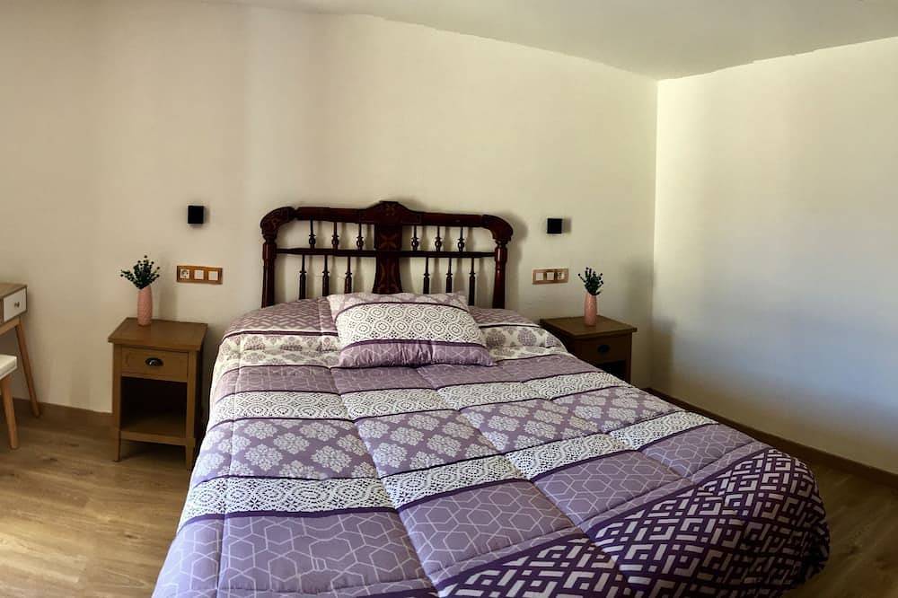 Entire apartment, Spacious 6-person apartment in village house close to skiing and hiking in Sabiñánigo, Spanish Pyrenees