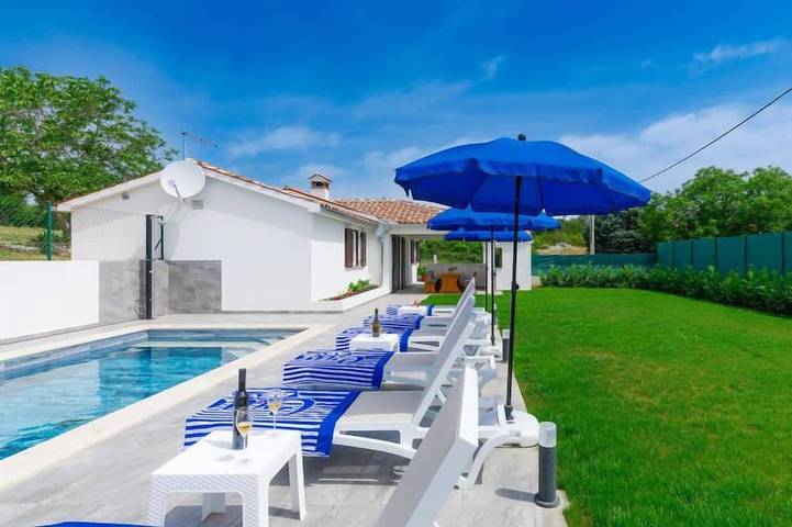 Ferienhaus für 6 Personen, mit Garten und Terrasse sowie Pool, mit Haustier