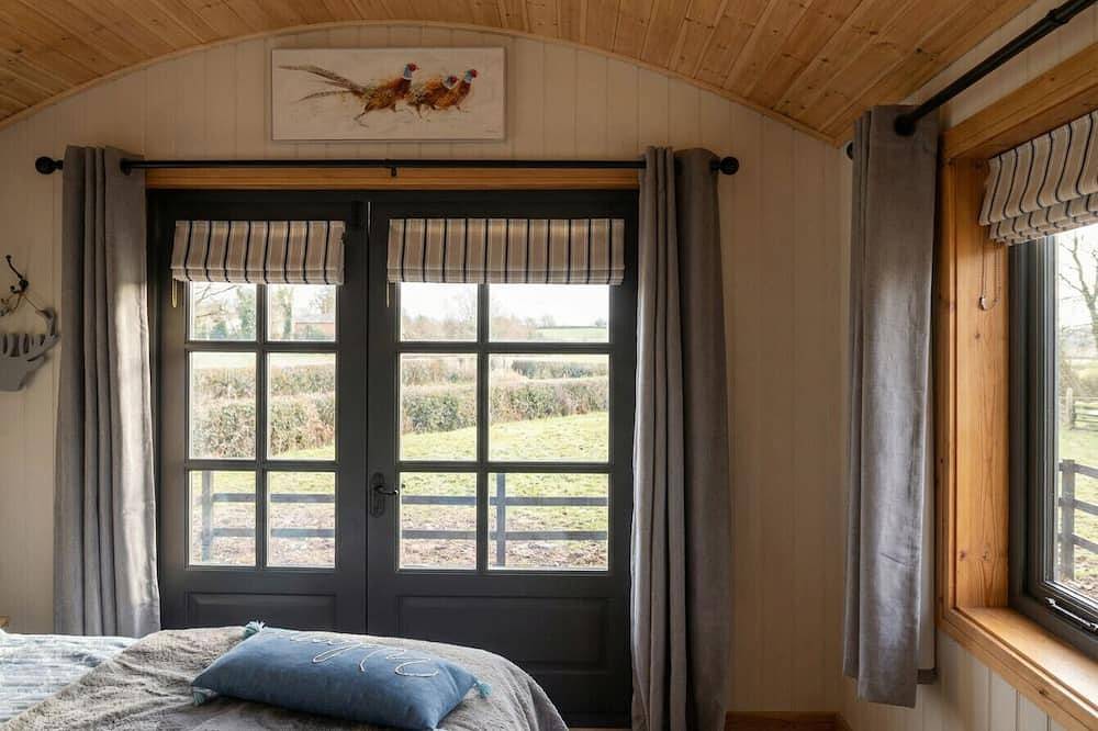 Secluded glamping with fireplace, fire pit and farmyard views in Staffordshire
