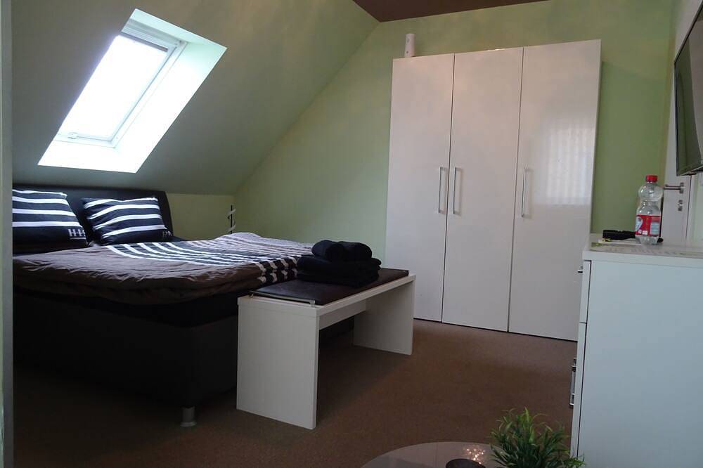 Apartamento entero, Quiet guesthouse with parking lot, Wlan and private bathrooms. Pets welcome. in Magdeburgo, Elbe-Börde-Heide