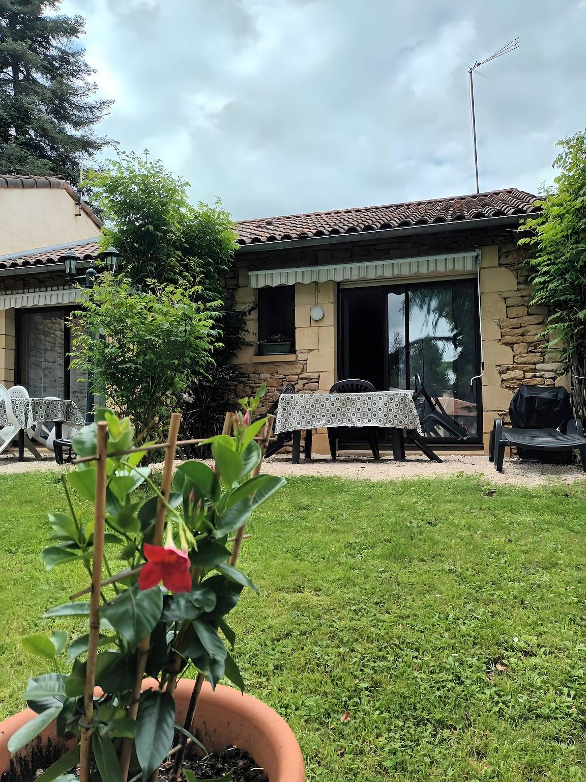 Entire studio, Studio "Peaceful Retreat in Sarlat-la-Canéda" with Private Terrace, Parking & Ac in Sarlat-la-Canéda, Périgord Noir
