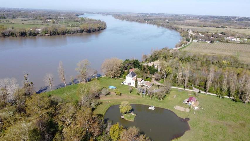 Gîte pour 4 personnes, avec vue sur le lac ainsi que vue et jardin, adapté aux familles à La Rivière