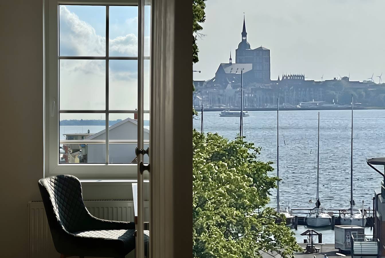 Apartamento entero, Apartamento 'Panoramablick' con vistas al mar, Wi-Fi y balcón con sol de tarde in Altefähr, Alrededores de Stralsund