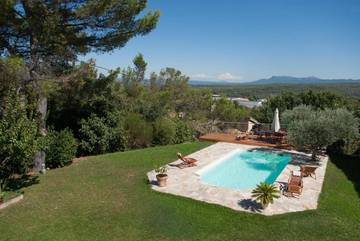 Cottage pour 13 personnes, avec balcon et piscine ainsi que jardin et vue à Gréasque
