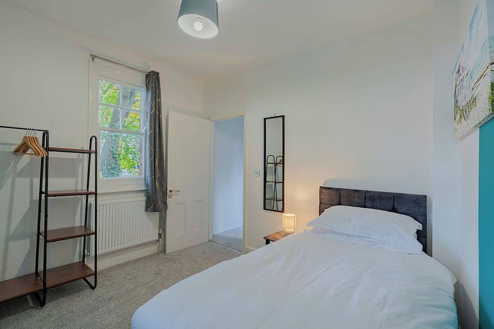 Central Banbury stay comfy and spacious for groups in Banbury, Oxfordshire