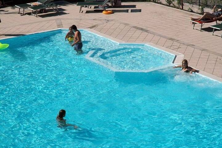 Hotel für 4 Personen, mit Whirlpool und Pool sowie Sauna und Garten in Domaso