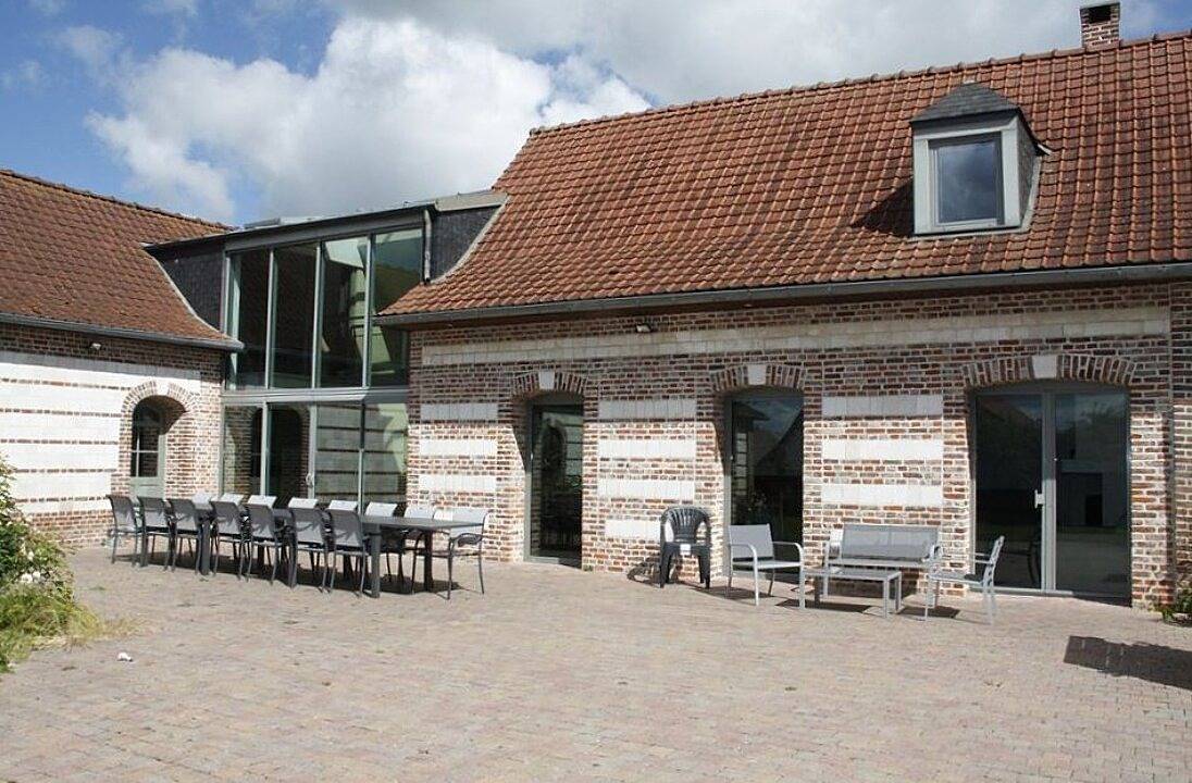 Grand gîte avec piscine couverte chauffée in Domqueur, Région d'Abbeville