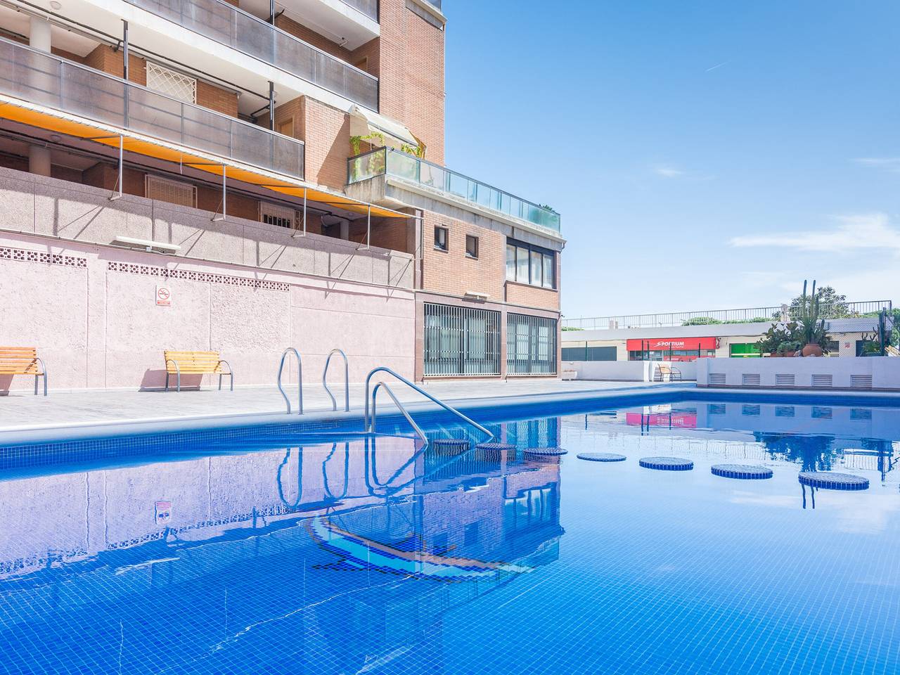 Apartamento entero, Apartamento moderno en Malgrat de Mar con piscina y Wifi, a 160m de la playa in Malgrat de Mar, Costa del Maresme