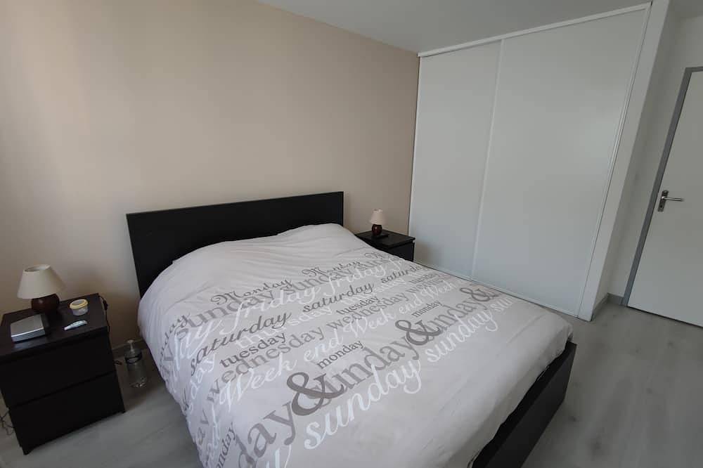 Entire apartment, Beautiful apartment near the town center, 4km from the beaches in Lesneven, Brest region