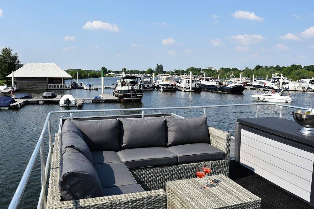 Cozy floating Boatlodge (2 bedrooms, 4 persons), Maastricht. in Maastricht, Limburg (Netherlands)