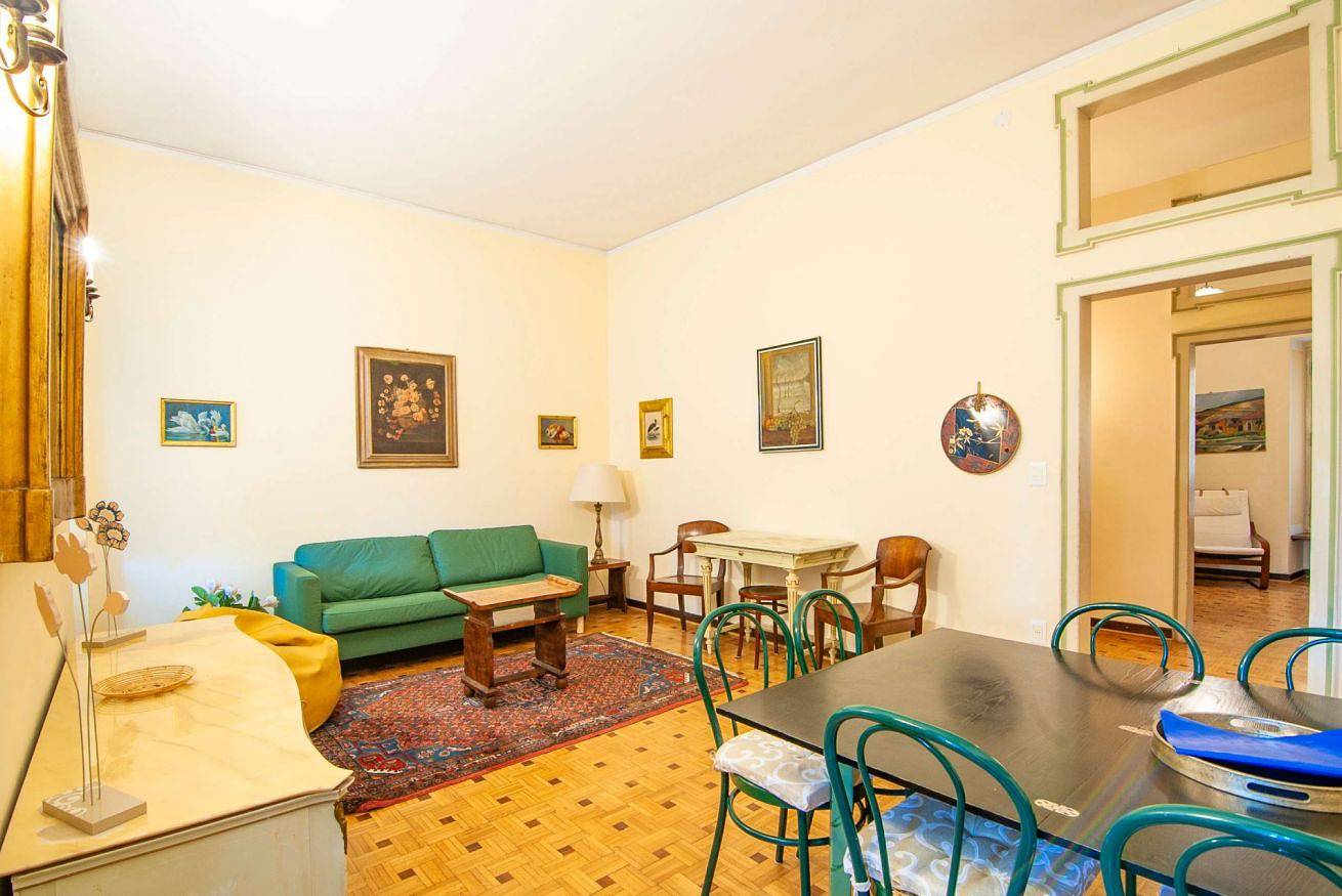 Entire apartment, Spacious and historic three-room apartment with 6 sleeps and private garden. in Centro Storico, Verona