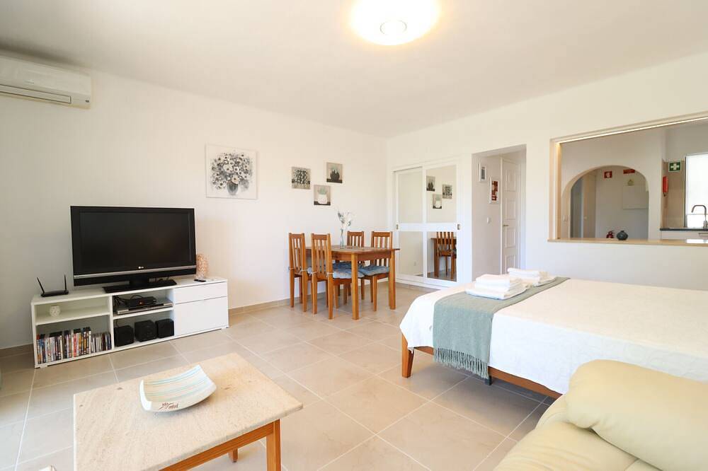 Appartamento intero, Studio Apartment with Swimming pool at São Rafael Beach - Albufeira in Albufeira, Distretto di Faro