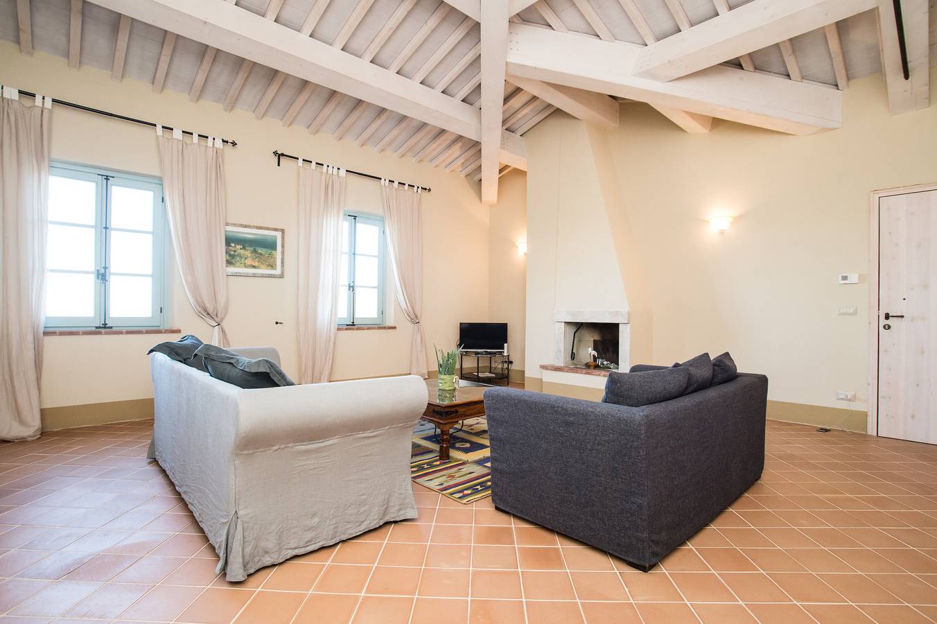 Entire apartment, Apartment In A Hotel 'Appartamento Cipresso' with Shared Pool, Wi-Fi and Air Conditioning in Trequanda, Siena Province