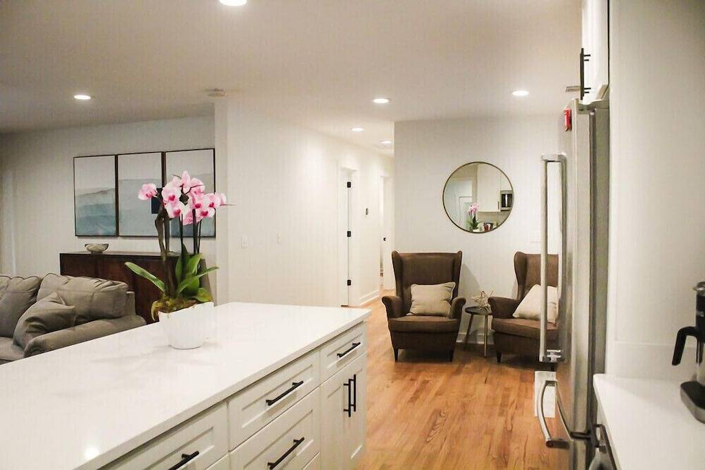 Immaculate 1 level home with private back yard + fire-pit + air hockey & parking in Oxford (MS), Lafayette County