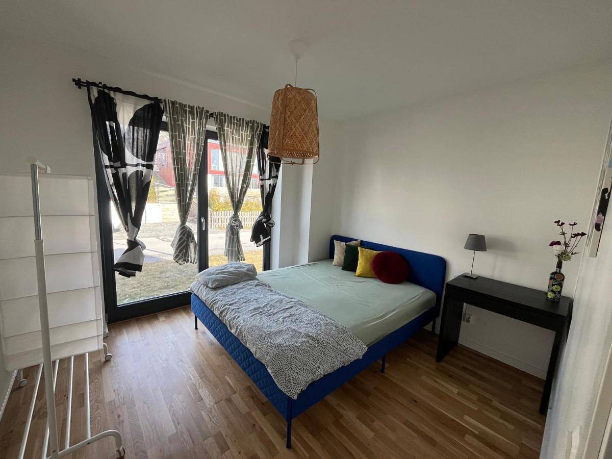 Hel semesterlägenhet, Guest room with private bathroom in Åkersberga, Österåker region