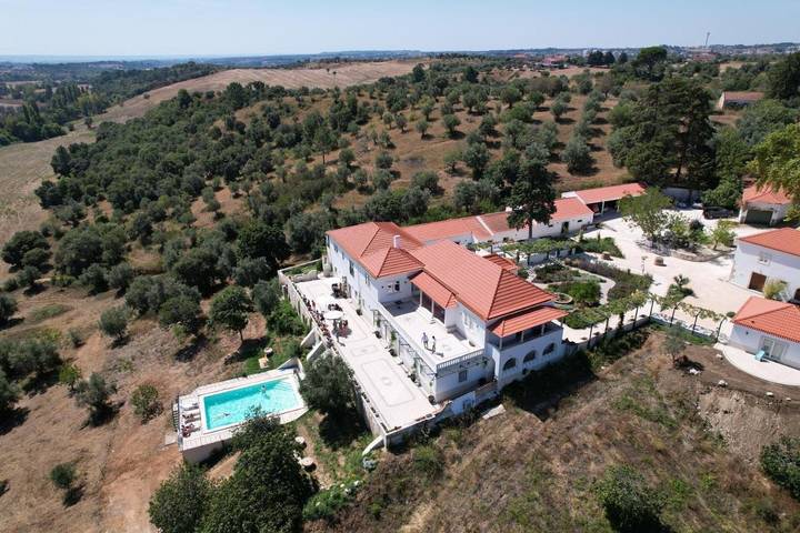 Chambre d’hôte pour 2 personnes, avec piscine ainsi que jardin et terrasse dans Torres Novas