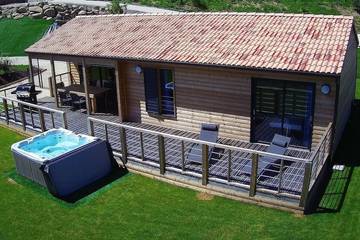 Gîte pour 7 personnes, avec piscine et jardin ainsi que jacuzzi et terrasse dans la Creuse