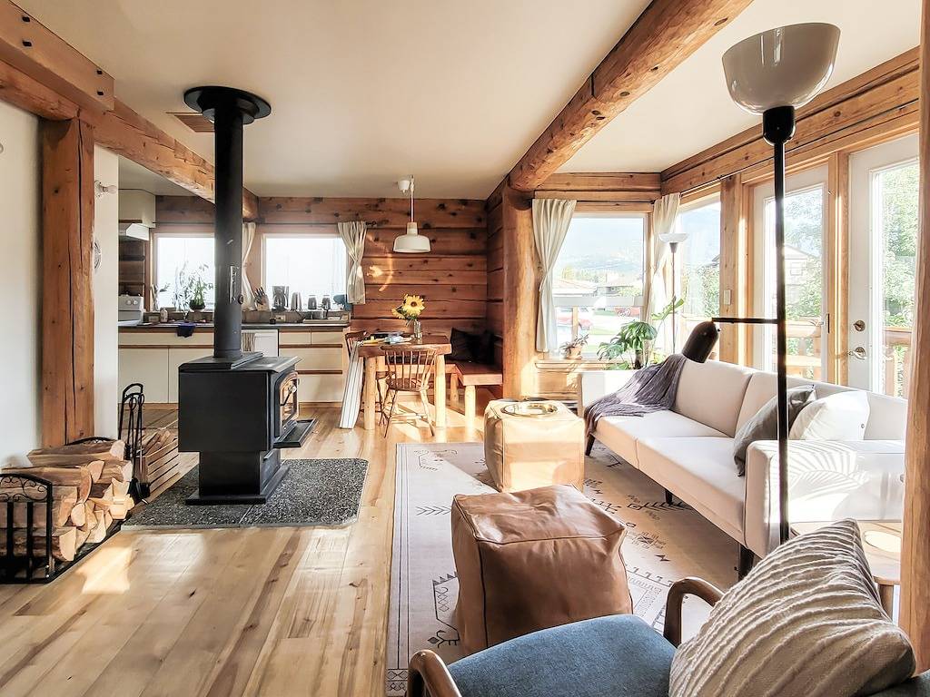 Hygge Log Home Downtown with Great Mountain Access in Golden, Kicking Horse