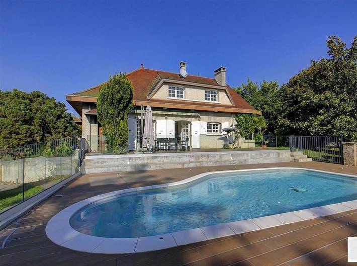 Location de vacances pour 12 personnes, avec Balcon et Terrasse ainsi que Jardin et Piscine à Les Abrets