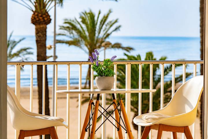 Apartamento de vacaciones para 4 personas, con terraza y vistas al mar además de piscina y piscina para niños - 1