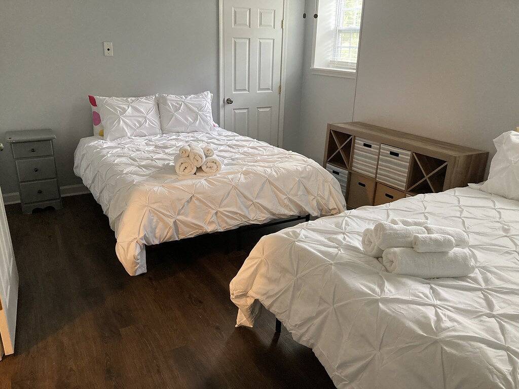 Sleeps 10! Brand new kitchen & main bathroom! Highly sought after 4bd,3ba. in Smyrna, Cobb County