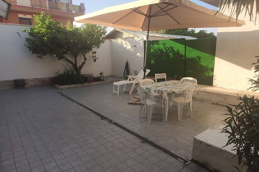 Studio apartment in Villa with garden in Porto Badino, Agro Pontino