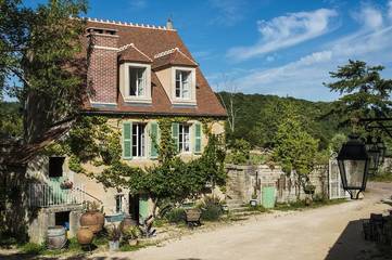 Gîte pour 4 personnes, avec piscine ainsi que terrasse et jardin dans Chevroches