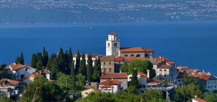 Location de vacances pour 2 personnes, avec vue ainsi que jardin et terrasse dans Mošćenice