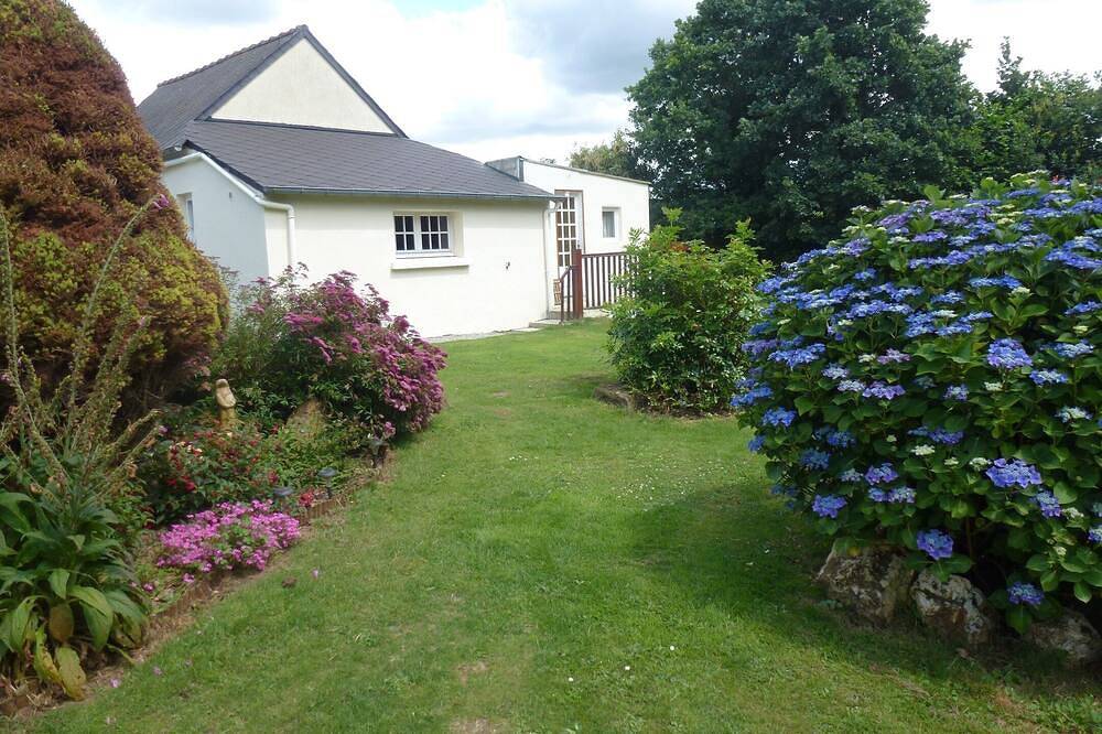 Tranquilo y una ubicación tranquila, 5.4 Cama Casa rural en dos acres de propietarios de tierra con el lago in Saint-Gonnery, Pontivy region