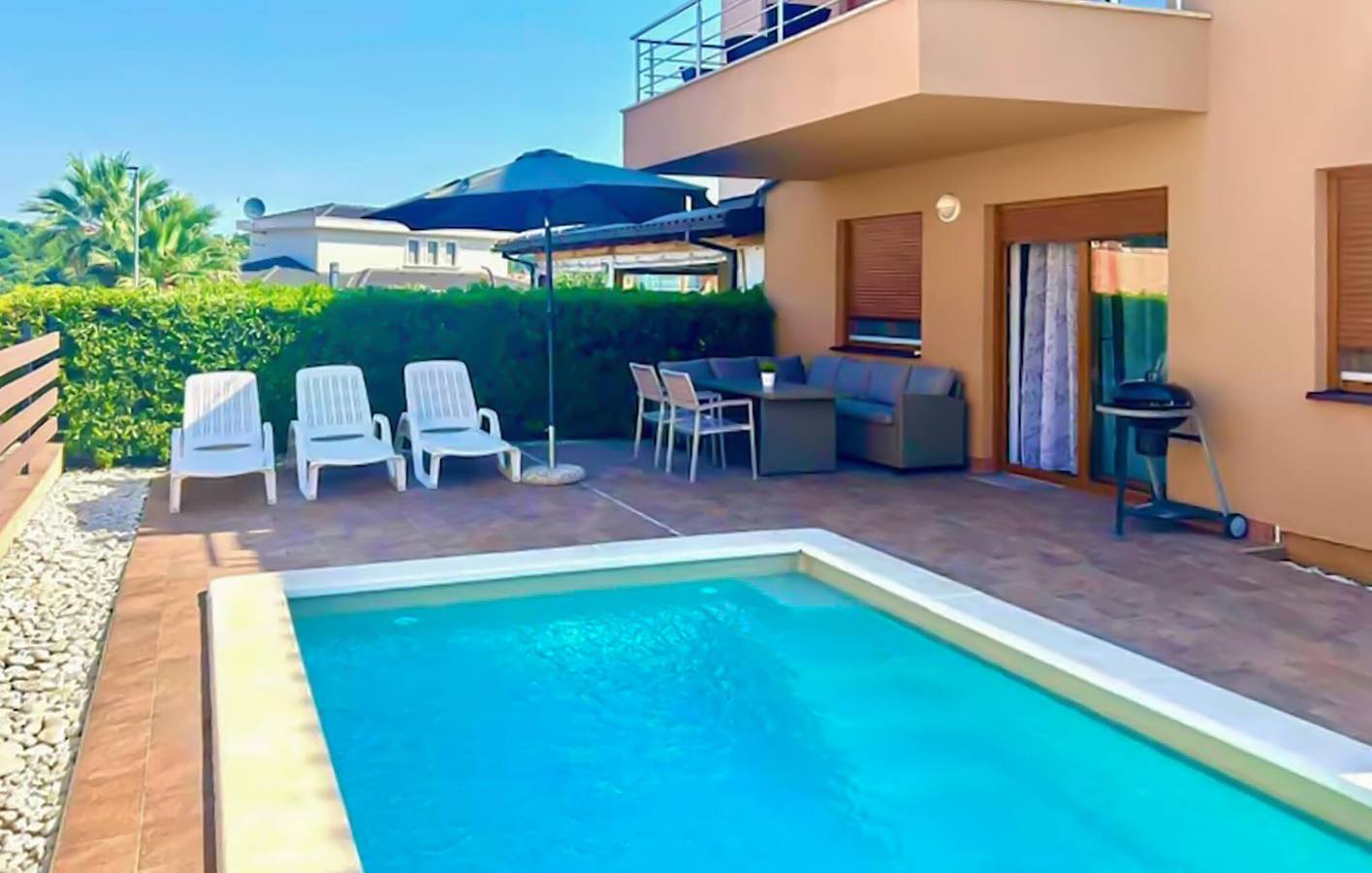 Appartement élégant de 2 chambres avec piscine, parking et situé à 2,5 km de la plage in Banjole, Côte Sud d'Istrie