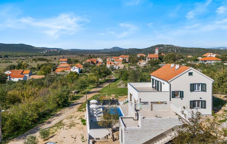 Geräumige 2-Zimmer-Wohnung mit Pool und Terrasse, 2,5 km vom Fluss Guduča entfernt in Raslina, Šibenik-Knin